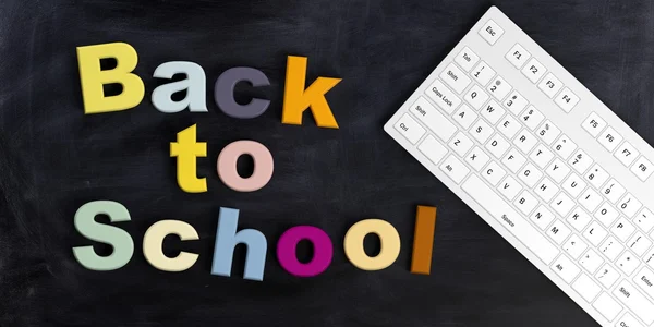 Powrót do szkoły i klawiatury na czarnej tablicy w renderingu 3D — Zdjęcie stockowe