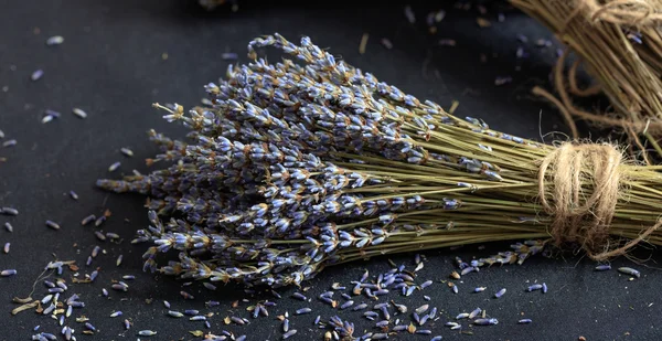 Lavendelstrauß auf schwarzem Hintergrund — Stockfoto