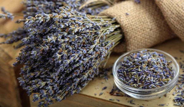 Bando de lavanda seca em uma mesa de madeira — Fotografia de Stock