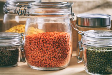 Cam Kavanoz baklagiller bir tablo ile