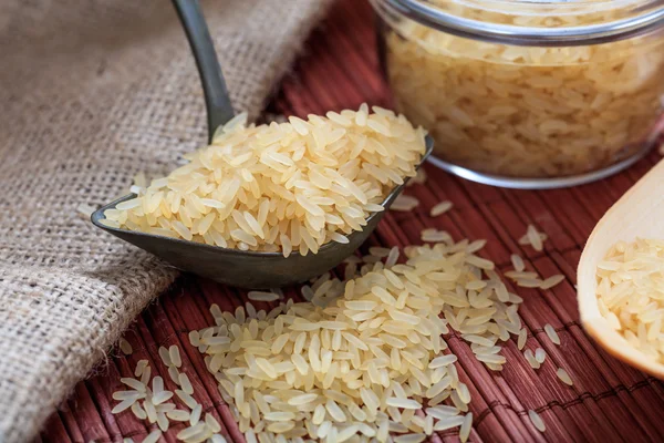 Arroz cocido en una cuchara vieja metálica — Foto de Stock