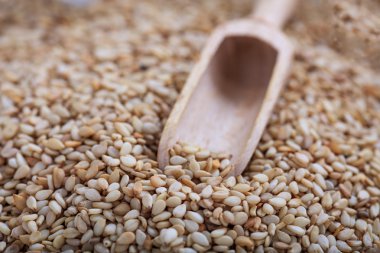 Beyaz susam ve ahşap Kepçe