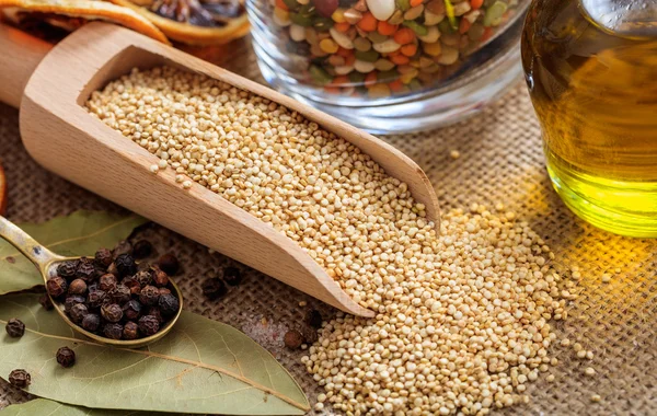 Dřevěná naběračka s quinoa — Stock fotografie