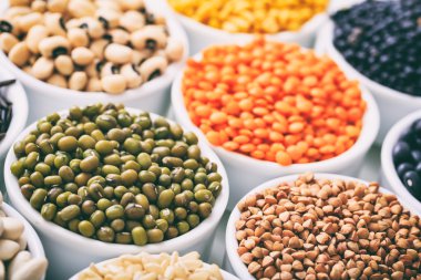 Çeşitli ham baklagiller ve pirinç kase