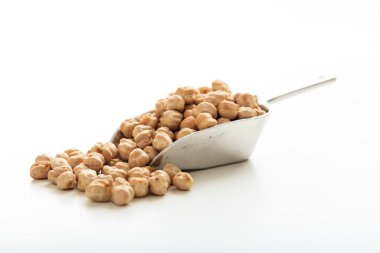 Metalik bir kepçe içinde çiğ nohut