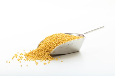 Metalik bir kepçe darı