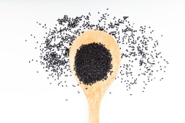 Tahta kaşıkta siyah susam tohumları