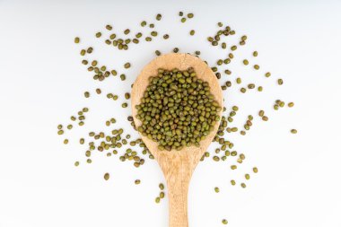 Bir tahta kaşık çiğ yeşil fasulye