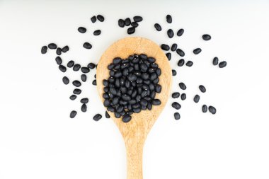 Bir tahta kaşık çiğ siyah fasulye