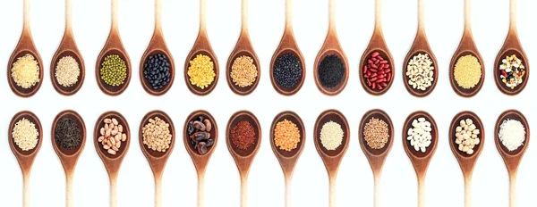 Pirinç ve baklagiller tahta kaşıklar içinde çeşitli