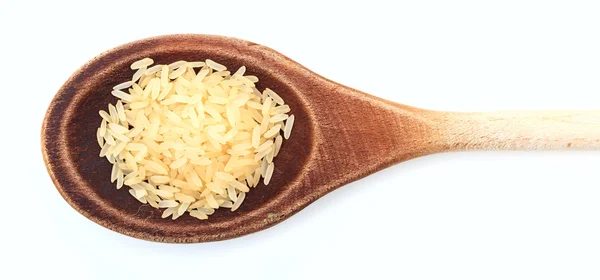 Roher parboiled Reis in einem Holzlöffel — Stockfoto