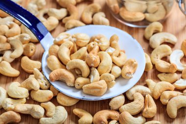 Kaju fıstığı ve bir kepçe
