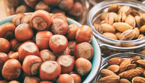 Hasselnötter, mandlar och pistaschmandlar — Stockfoto