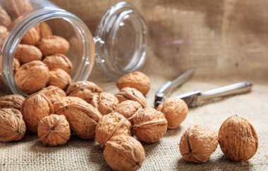 Ceviz ve bir tablo üzerinde eski bir Fındıkkıran