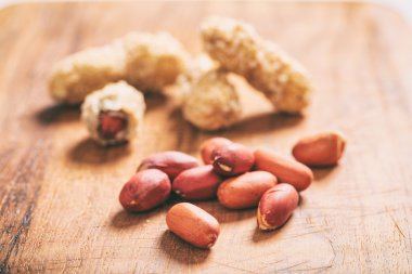 ahşap bir masa üzerine fıstık