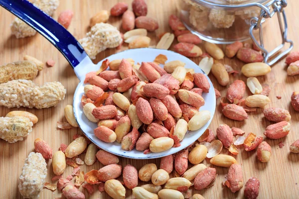 Amendoins e uma concha — Fotografia de Stock