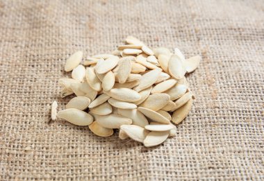 Bir çuval bezi üzerinde kabak çekirdeği