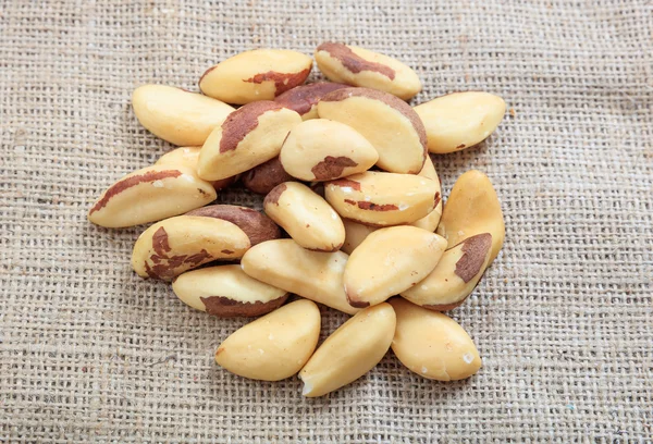 Nueces de Brasil en una arpillera —  Fotos de Stock