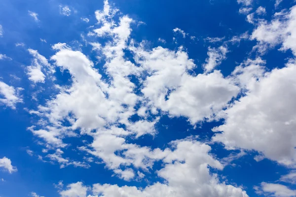 ท้องฟ้าสีฟ้าที่มีเมฆบางส่วน — ภาพถ่ายสต็อก