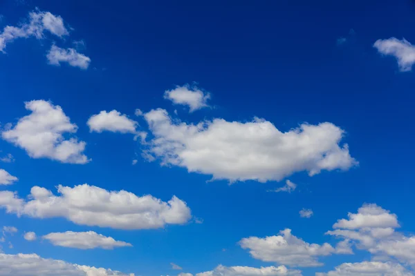 Cielo azul con algunas nubes — Foto de Stock
