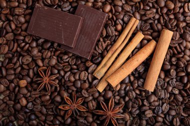 Çikolata ve kahve çekirdekleri zemin üzerine tarçın