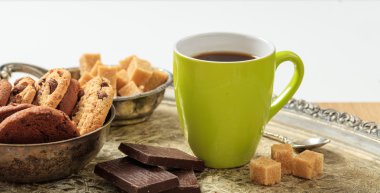 Bir fincan kahve eski bir tepsi üzerinde