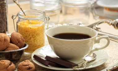 Bir fincan kahve eski bir tepsi üzerinde