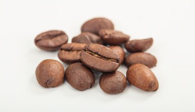 Beyaz arka planda kahve çekirdekleri