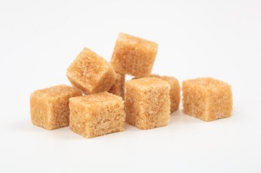 beyaz zemin üzerinde kesme şeker