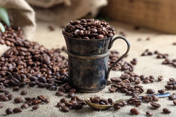 Kaffeebohnen und eine Tasse auf einem Büschel — Stockfoto