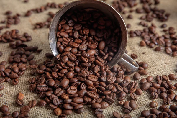 Kaffeebohnen und ein alter Metalllöffel — Stockfoto