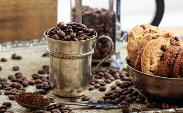 Två koppar med kaffebönor — Stockfoto