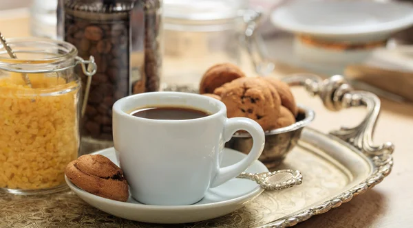 A cup of coffee on an old tray — Stock Photo, Image