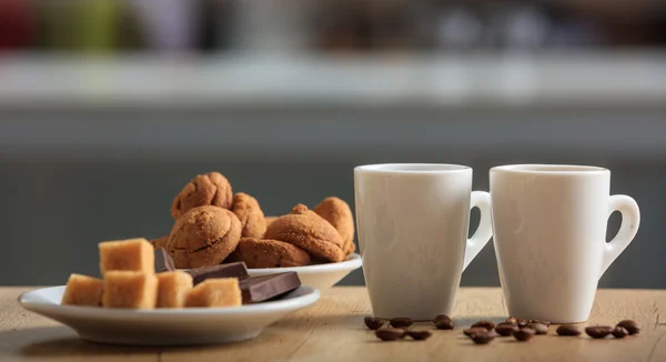 Cups of coffee and cookies — Stock Photo, Image