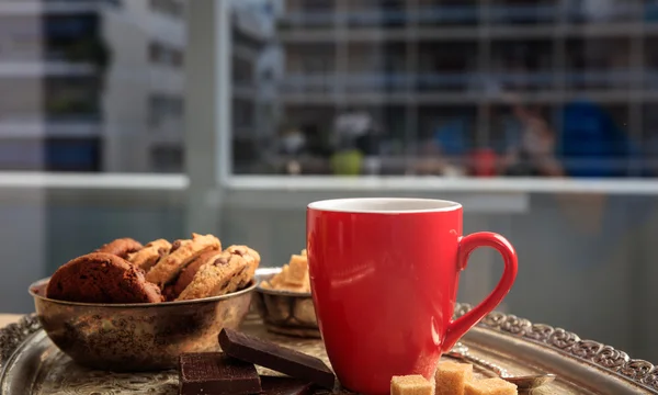 A red cup of coffee on an old tray — Stock Photo, Image