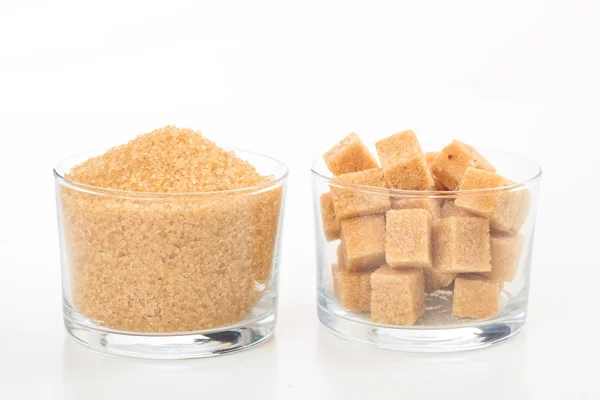 Brauner Zucker auf weißem Hintergrund — Stockfoto