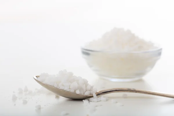 Sucre dans une cuillère et un bol en verre — Photo