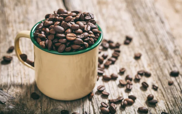 Kaffeebohnen in einer Metalltasse — Stockfoto