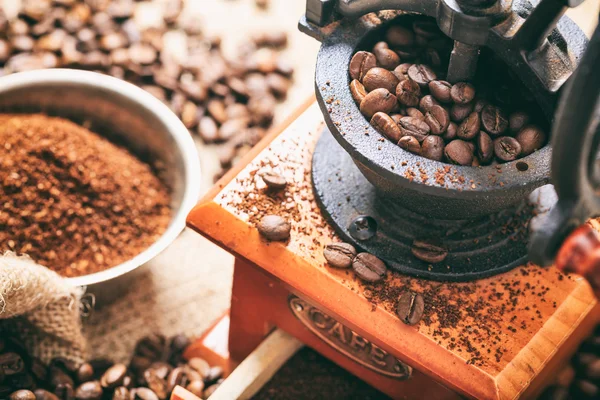 Kahve çekirdekleri ve bir kahve değirmeni — Stok fotoğraf