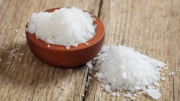 Weißes Salz in einer Schüssel — Stockfoto