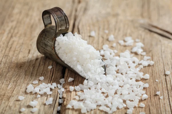 Λευκό αλάτι σε μια κουτάλα — Φωτογραφία Αρχείου