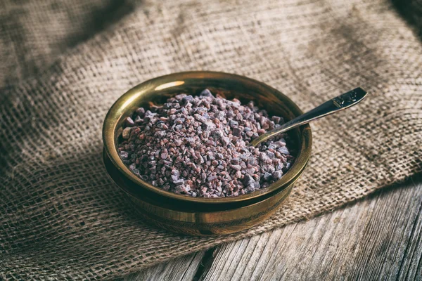 Чорна індійська сіль в металевій мисці — стокове фото