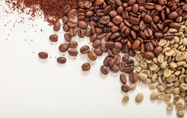 Zöld és sötétkék kávébab és őrölt kávé — Stock Fotó