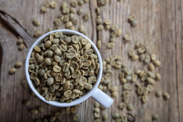 Bir fincan yeşil kahve çekirdekleri