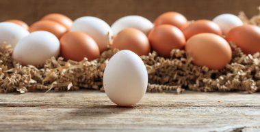 yumurta ahşap yüzeye