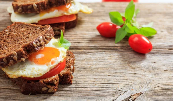 Stekt ägg och tomat smörgås — Stockfoto