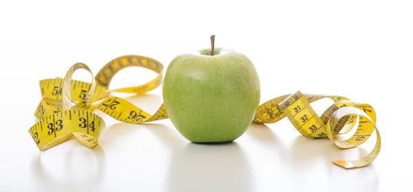 Зелене яблуко і вимірювальна стрічка — стокове фото