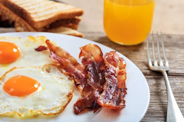 Stekta ägg och bacon — Stockfoto