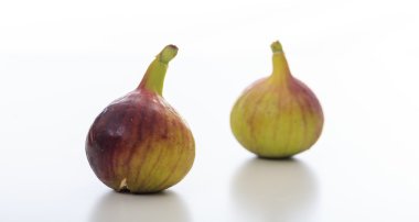 Beyaz arkaplanda incirler