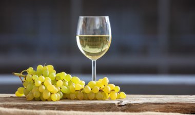 Üzüm ve şarap bir ahşap yüzeye